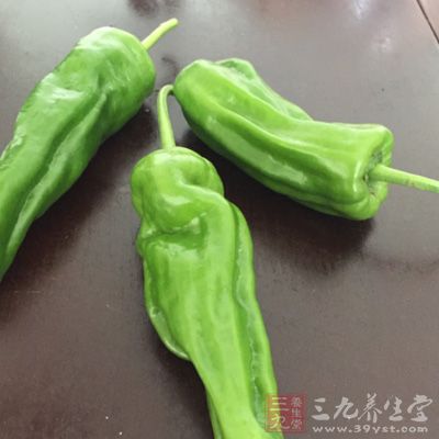 將准備好的青椒切好