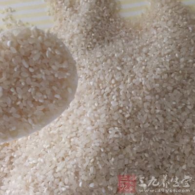 粳米用清水淘洗干淨，放在盆內