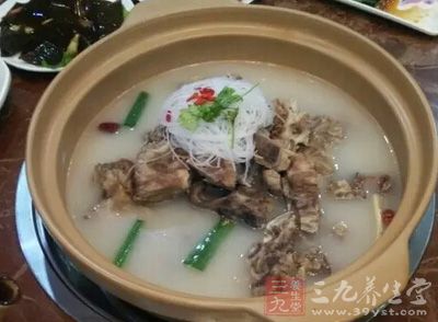 筒骨湯的做法很簡單，我們可以在家制作