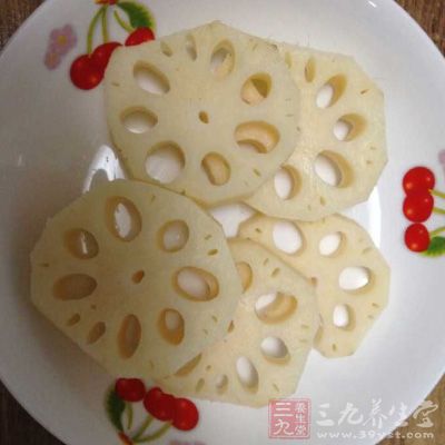 加入蓮藕片，改為小火慢炖90分鐘