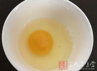 雞蛋打散至蛋液