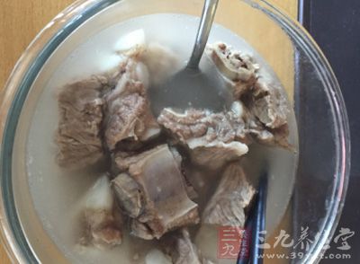 土豆炖排骨湯的做法很簡單，只要掌握好方法就行