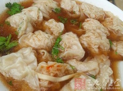蝦肉馄饨的做法很簡單，我們可以在家裡制作