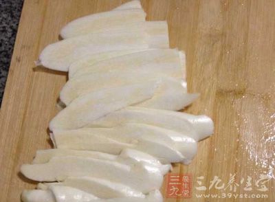 先將茭白洗淨後去除外皮，切成滾刀塊備用