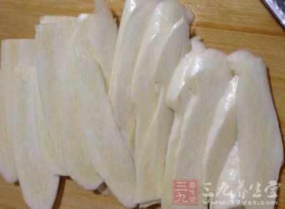 將茭白去皮，洗淨