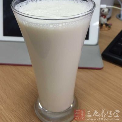 將純牛奶倒入大碗中