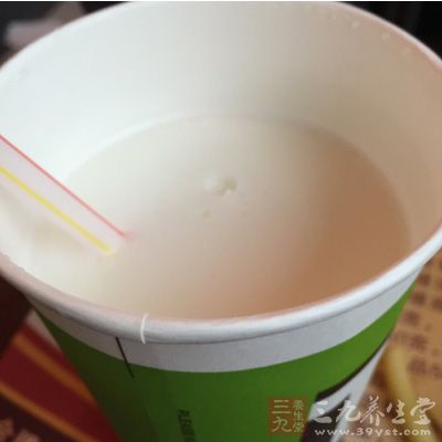 將拌好的純牛奶倒入酸奶杯中