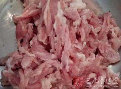 腰梅肉切成比蒜苔略細的絲
