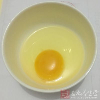 雞蛋打入碗用筷子攪勻