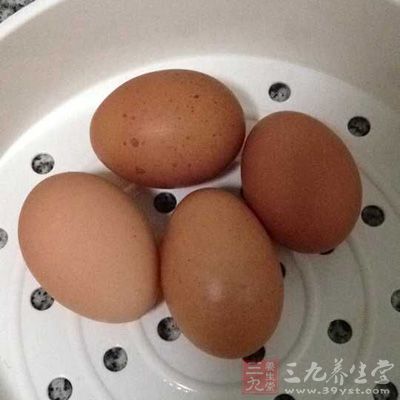 雞蛋、馬蹄、豬肉糜、蔥，鹽、刀嘜橄榄芥花籽油、料酒、糖、醬油