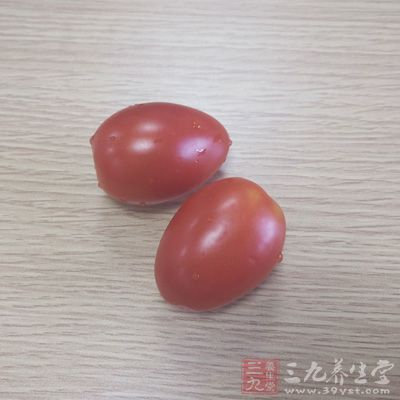 小蕃茄洗淨對切 小蕃茄洗淨對切