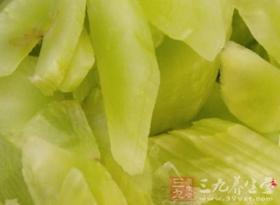 莴筍用鹽腌5分鐘，然後用清水洗一遍