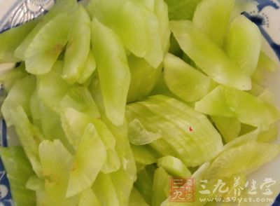 把莴筍切成菱形片