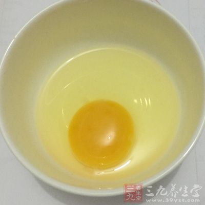 雞蛋加少許清水攪拌均勻