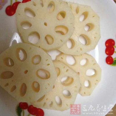 蓮藕去皮，交錯切成均勻的半圓片