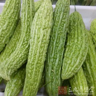 苦瓜放清水裡浸泡，然後用刷子刷洗干淨表面