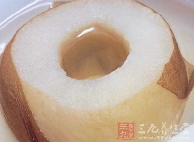 將雪梨清洗干淨後切開