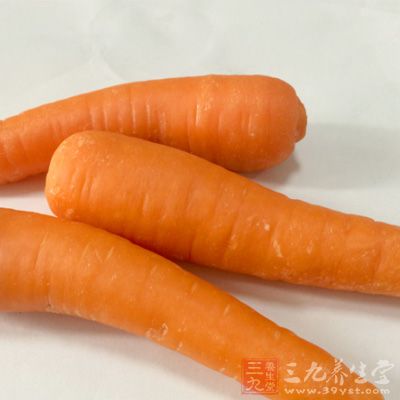 胡蘿卜洗淨去皮，切滾刀塊