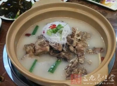 清炖羊排的做法很簡單，想吃的話可以在家裡做