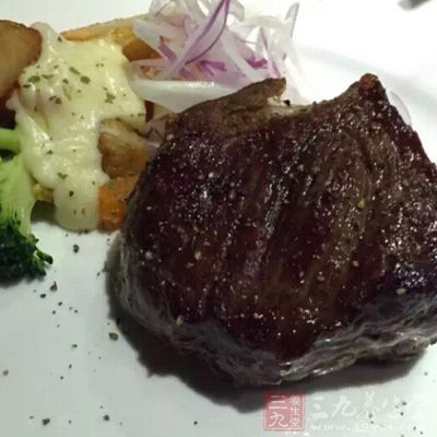 用勺舀出醬汁,澆在牛排上即可 用勺舀出醬汁,澆在牛排上即可