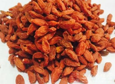 枸杞用溫水泡開 枸杞用溫水泡開