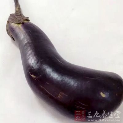 把茄子切成條