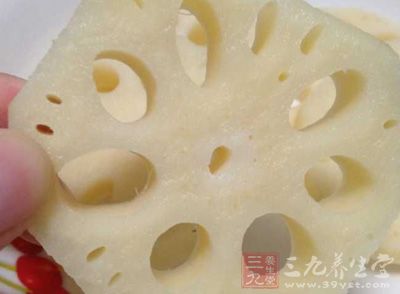 蓮藕洗淨，去皮、切好