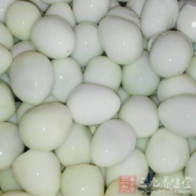 取出鹌鹑蛋剝殼
