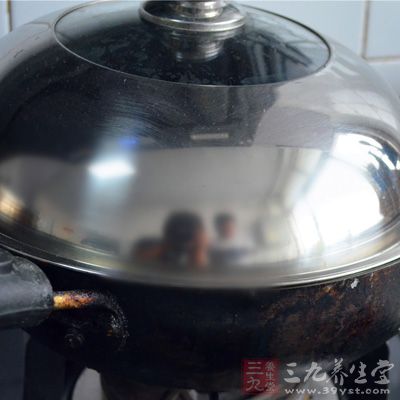 炒鍋上旺火,下油燒至七成熱 炒鍋上旺火,下油燒至七成熱