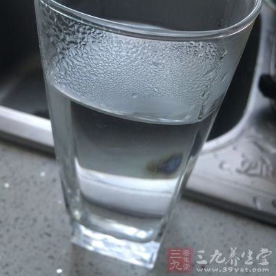 白米155克約1量杯,臘肉,臘腸各1條,油菜芯少許,水240克約量杯1杯半略少 白米155克約1量杯,臘肉,臘腸各1條,油菜芯少許,水240克約量杯1杯半略少