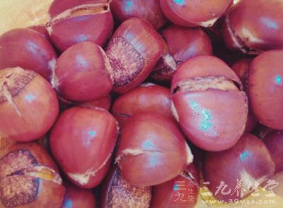 板栗剝去外殼和中間的皮屑及雜質