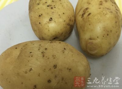 土豆去皮切成滾刀塊