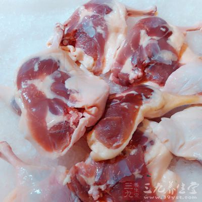 鴨肉宜與山藥同食，可降低膽固醇、滋補身體