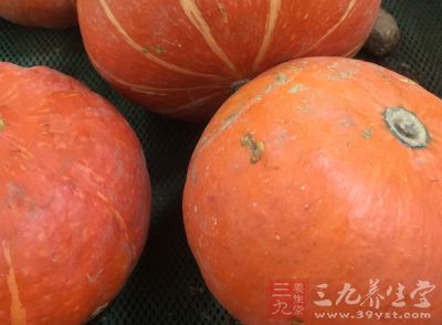南瓜切開，去掉籽瓤