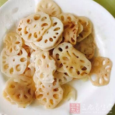 將藕切成中間不斷的藕片 將藕切成中間不斷的藕片