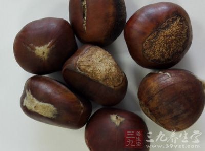 加入剝好的栗子 加入剝好的栗子