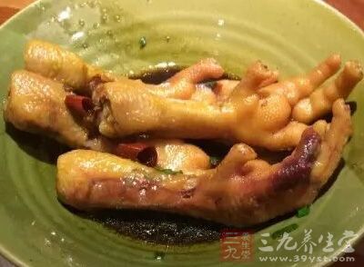 虎皮雞爪的做法很簡單，在家就可以制作
