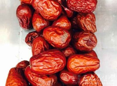 紅棗洗淨，溫水浸泡片刻