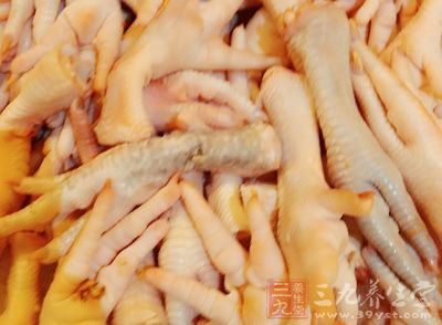 將雞爪去掉腳趾，放入冷水中燒開去除雜質