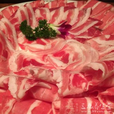 肥牛冷水下鍋焯熟，焯出血水