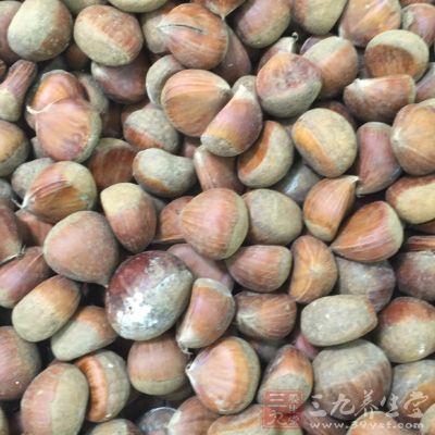 等板栗發出濃濃的香味，關火盛盤放涼備用