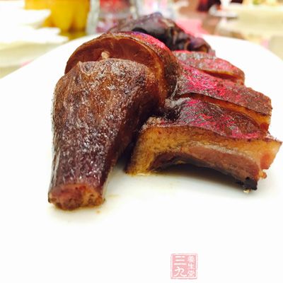 先將水鴨肉用清水洗淨血污 先將水鴨肉用清水洗淨血污