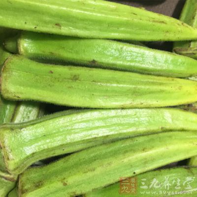 將秋葵洗干淨，放入沸水中燙熟，撈出
