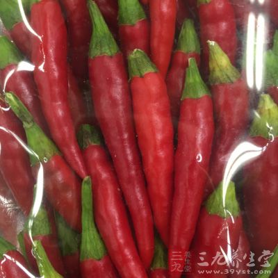 紅辣椒洗淨去蒂上鍋，水開後蒸5分鐘