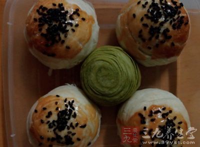 蛋黃酥的做法是很簡單的