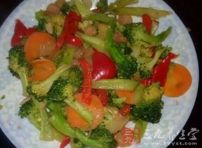 素炒西蘭花盛入盤中，即可享用