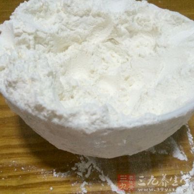 面粉放水攪拌成面糊，往一個方向攪拌