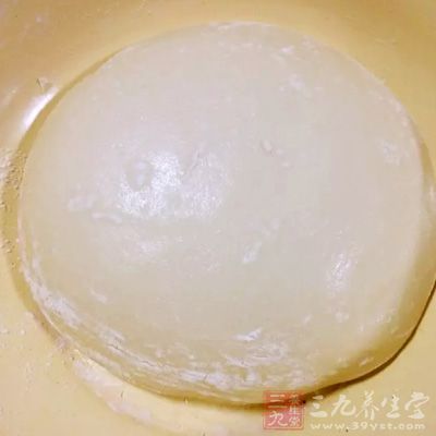 用兩手用力抓捏面粉，揉成面團
