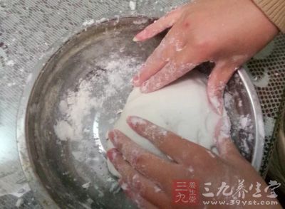 在和面盆中放入適量面粉，加入一小勺鹽