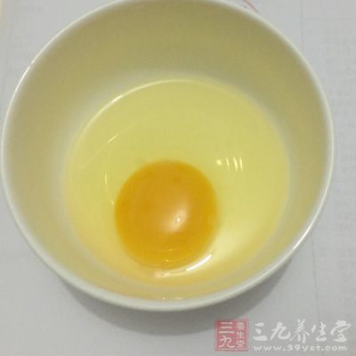 往肉餡裡打入一個雞蛋,可以給肉增加水分 往肉餡裡打入一個雞蛋,可以給肉增加水分